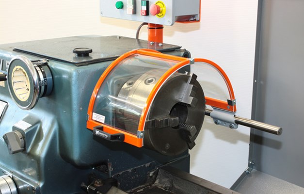 Riparo classico dotato di schermo con telaio in acciaio. Posizionabile con lo schermo a ridosso della testa della macchina. Disponibile in diverse dimensioni.